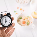 Si haces ayuno intermitente, los psiquiatras quieren que sepas sobre este preocupante efecto secundario
