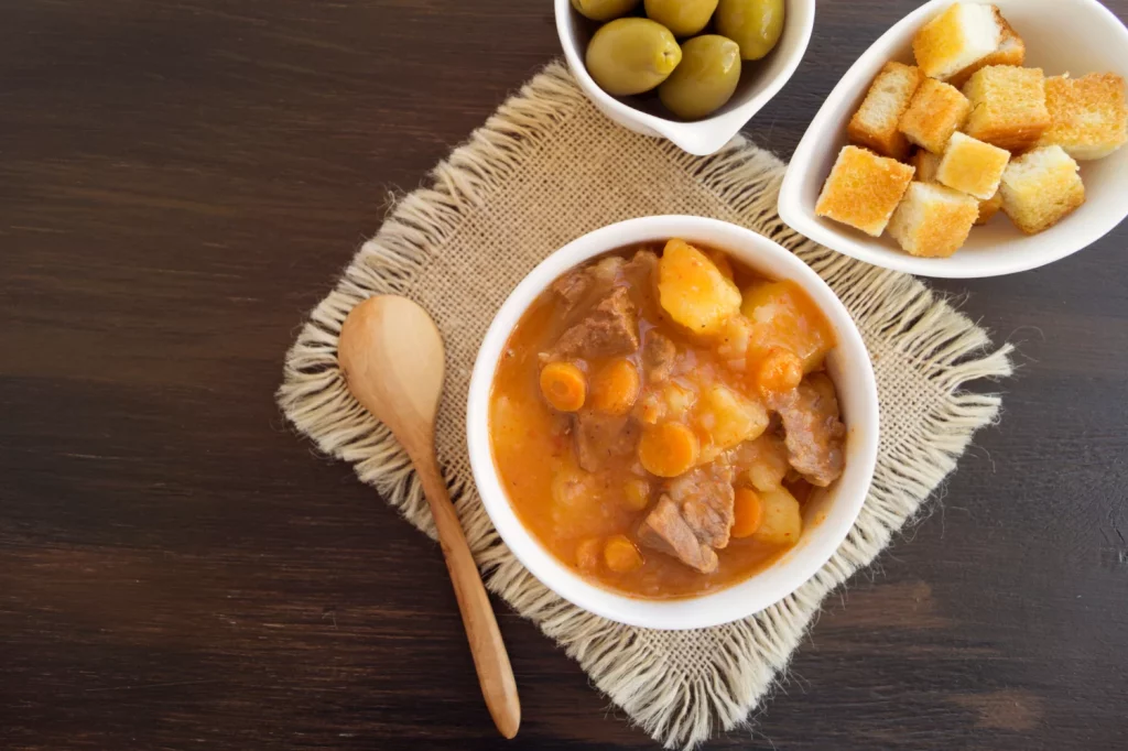 Patatas a la riojana con un giro: el sencillo gesto que multiplica por diez el sabor del chorizo 2 Moncloa LA COCEDURA LENTA: EL MATRIMONIO DE LOS INGREDIENTES