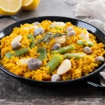Cómo hacer la auténtica paella valenciana y los 10 ingredientes que nunca debes añadirle según los puristas