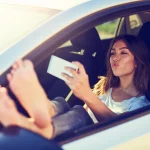 ¿Puedo conducir con chanclas? La DGT lo aclara: no está prohibido, pero te pueden multar igualmente