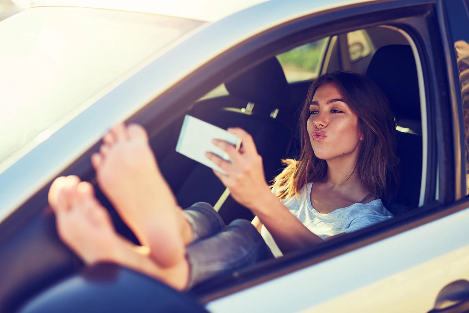 ¿Puedo conducir con chanclas? La DGT lo aclara: no está prohibido, pero te pueden multar igualmente