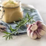 El ‘alioli’ catalán auténtico no lleva huevo: así se hace la emulsión solo con ajo y aceite