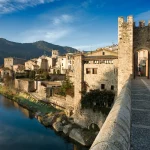 El pueblo medieval de Girona que te transportará a ‘Juego de Tronos’ en cada una de sus calles