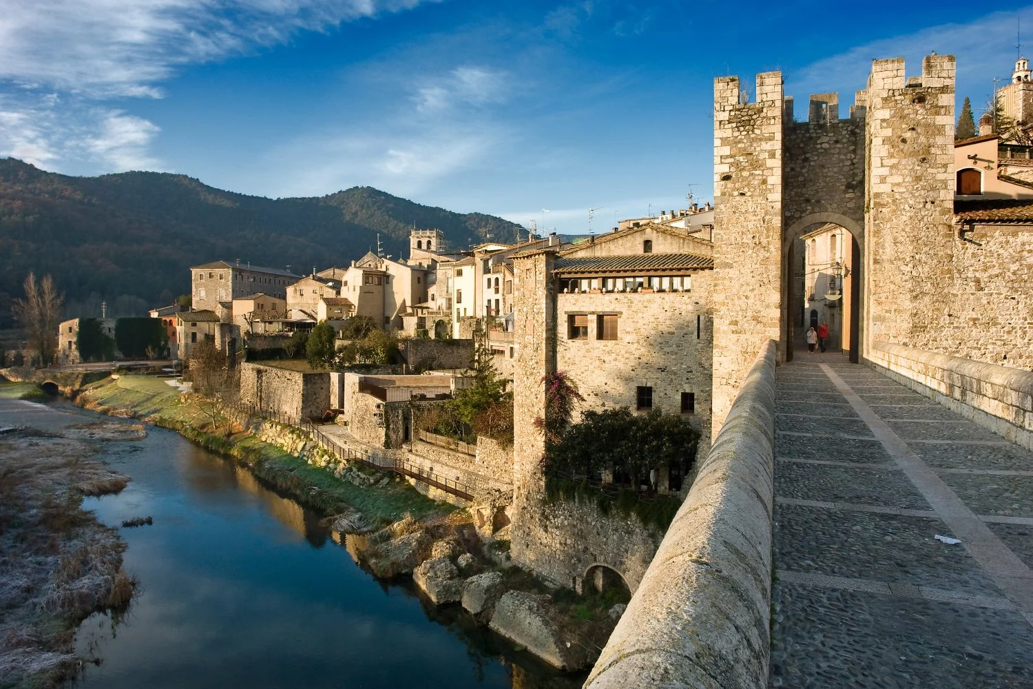 El pueblo medieval de Girona que te transportará a 'Juego de Tronos' en cada una de sus calles