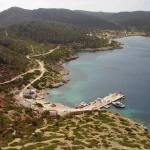 La isla balear sin coches, sin asfalto y con un único restaurante al que solo se llega en barco