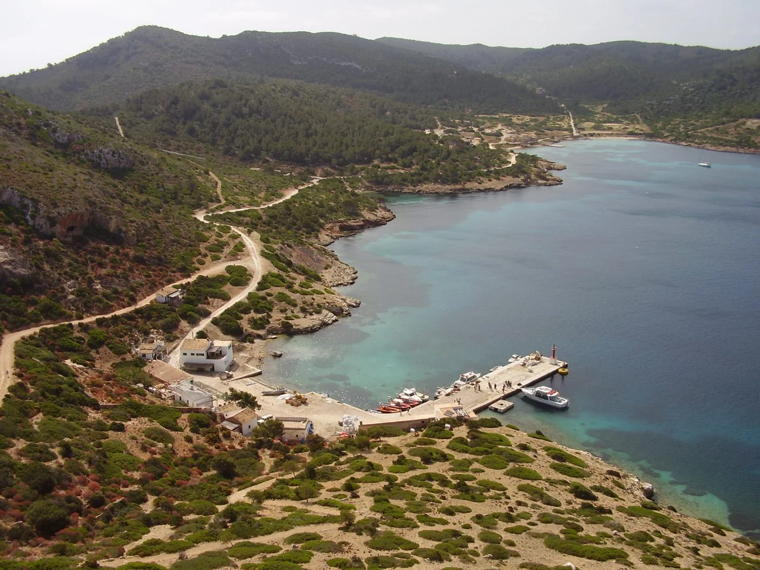 La isla balear sin coches, sin asfalto y con un único restaurante al que solo se llega en barco