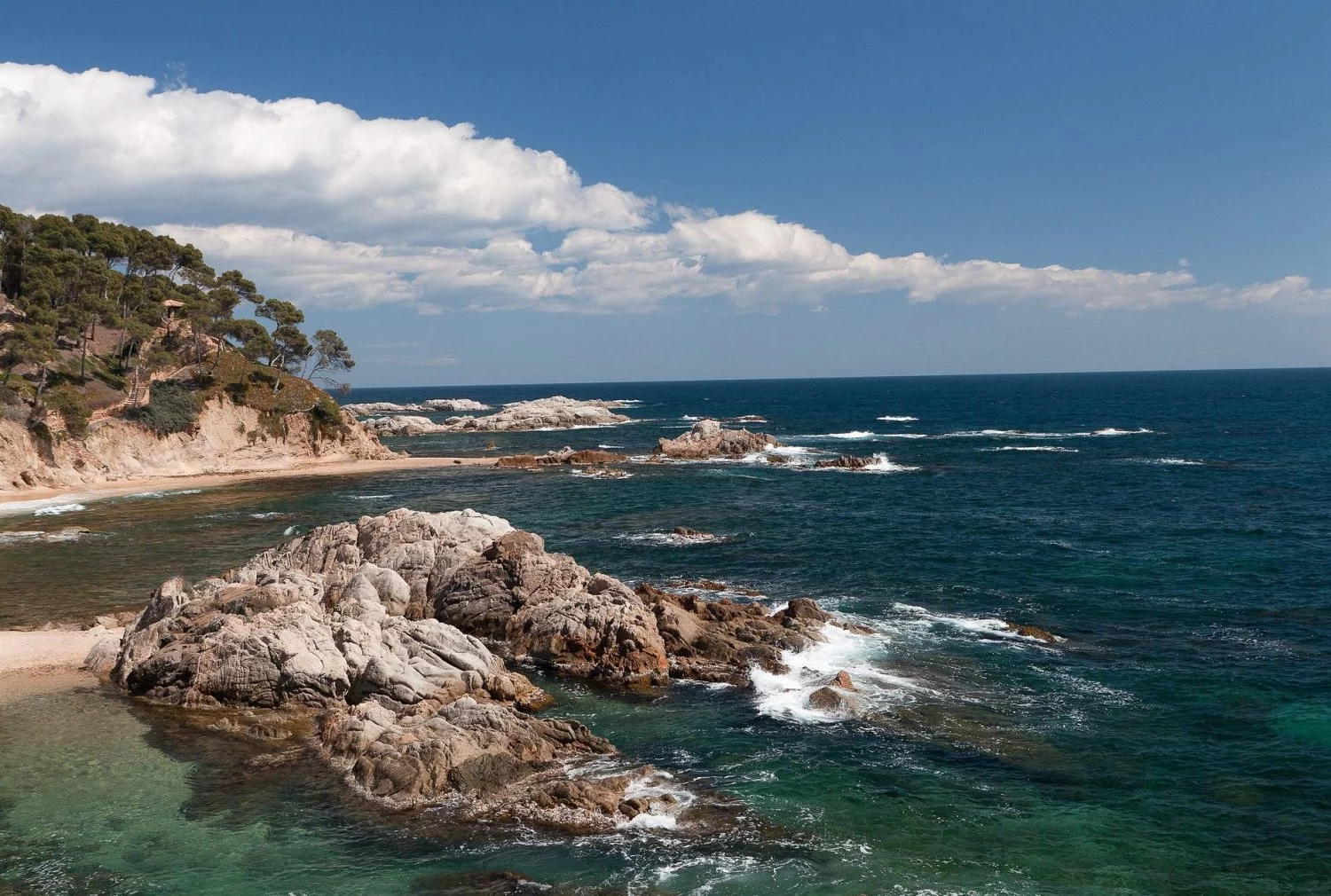 El secreto mejor guardado de la Costa Brava: una cala escondida a la que solo se llega tras una excursión por el bosque