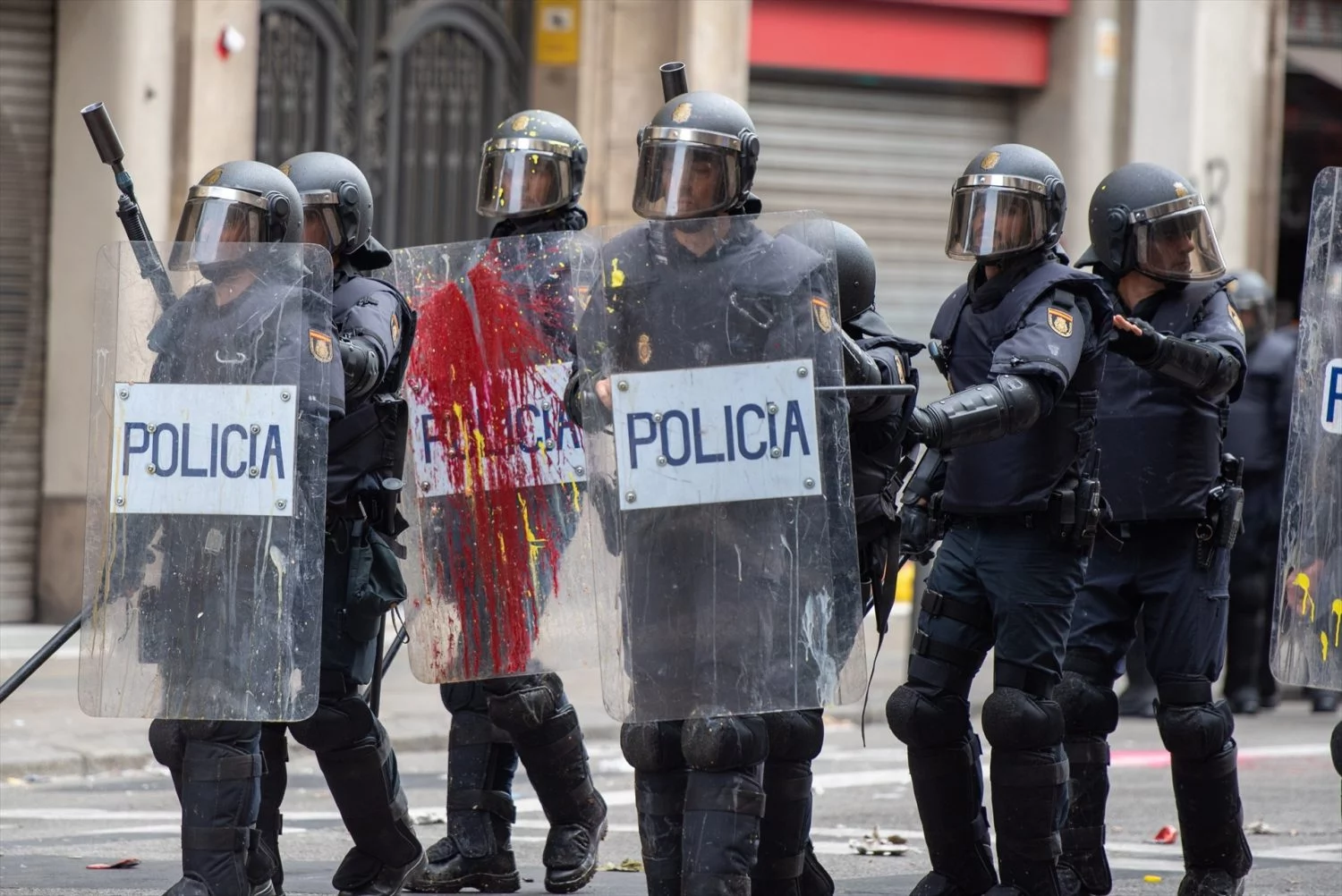 Policías nacionales aguantando el tipo en una huelga en Barcelona. EP