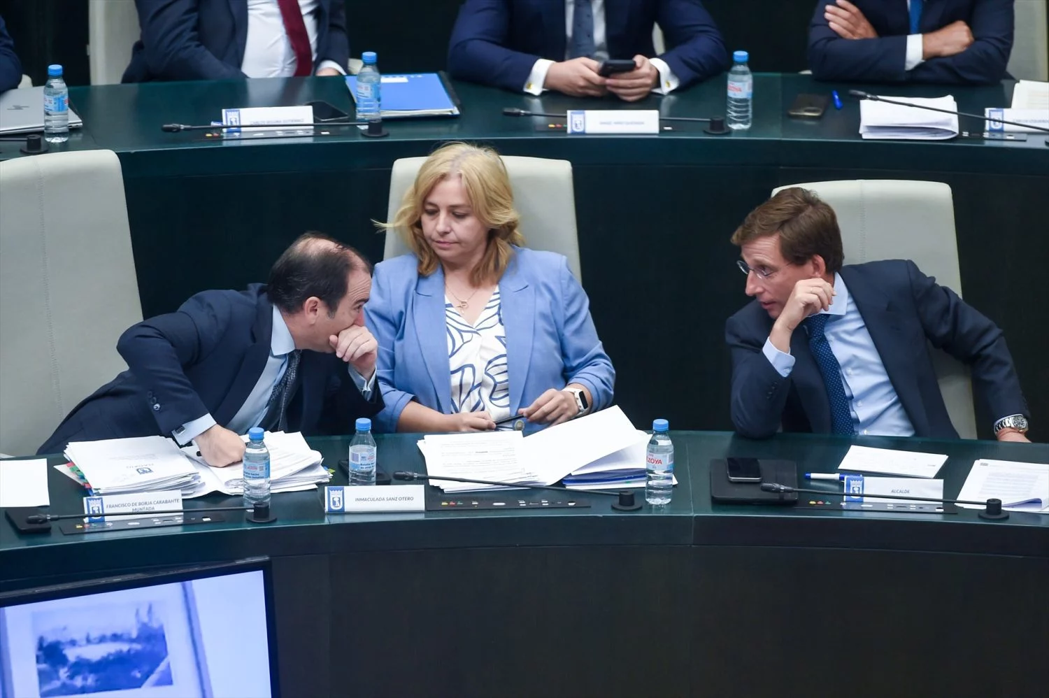 El segundo teniente de Alcalde de Madrid, Borja Carabante; la vicealcaldesa de Madrid, Inmaculada Sanz y el alcalde de Madrid, José Luis Martínez-Almeida, durante un pleno del Ayuntamiento de Madrid (Fuente: Agencias)