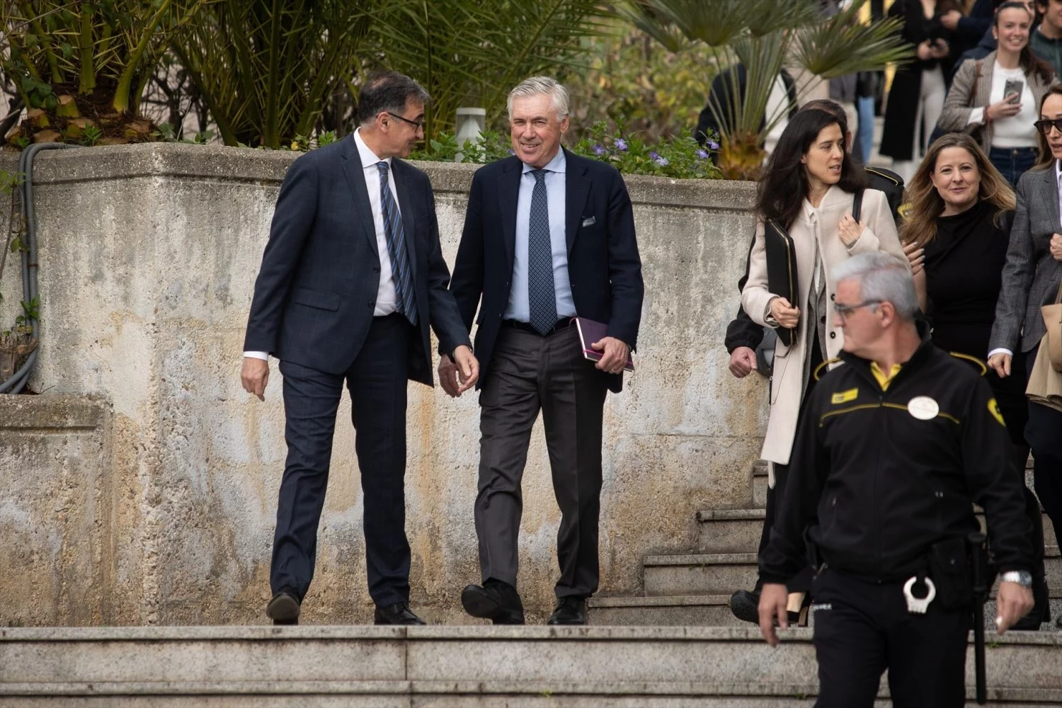 El entrenador del Real Madrid, Carlo Ancelotti (d), a su salida de declarar ante la Audiencia Provincial de Madrid, a 2 de abril de 2025, en Madrid (Fuente: Agencias)