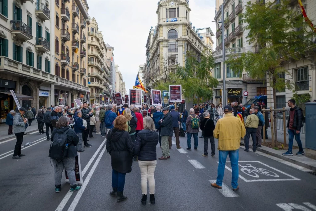 Los policías consideran una "traición" la cesión de la comisaría de Via Laietana 1 Moncloa EuropaPress 6648896 varias personas concentracion convocada anc comissio dignitat frente Moncloa