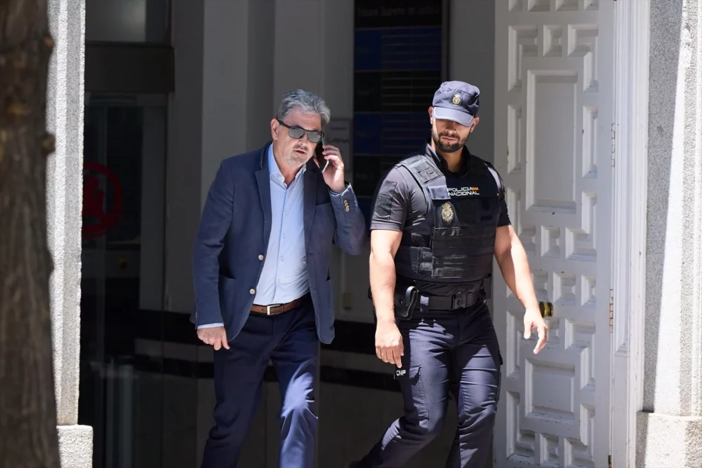 El dueño de Servinabar justifica su donación a la ONG de Ábalos porque «se deducía fiscalmente» 2 Moncloa EuropaPress 6844732 administrador unico servinaba antxon alonso sale tribunal supremo julio Moncloa