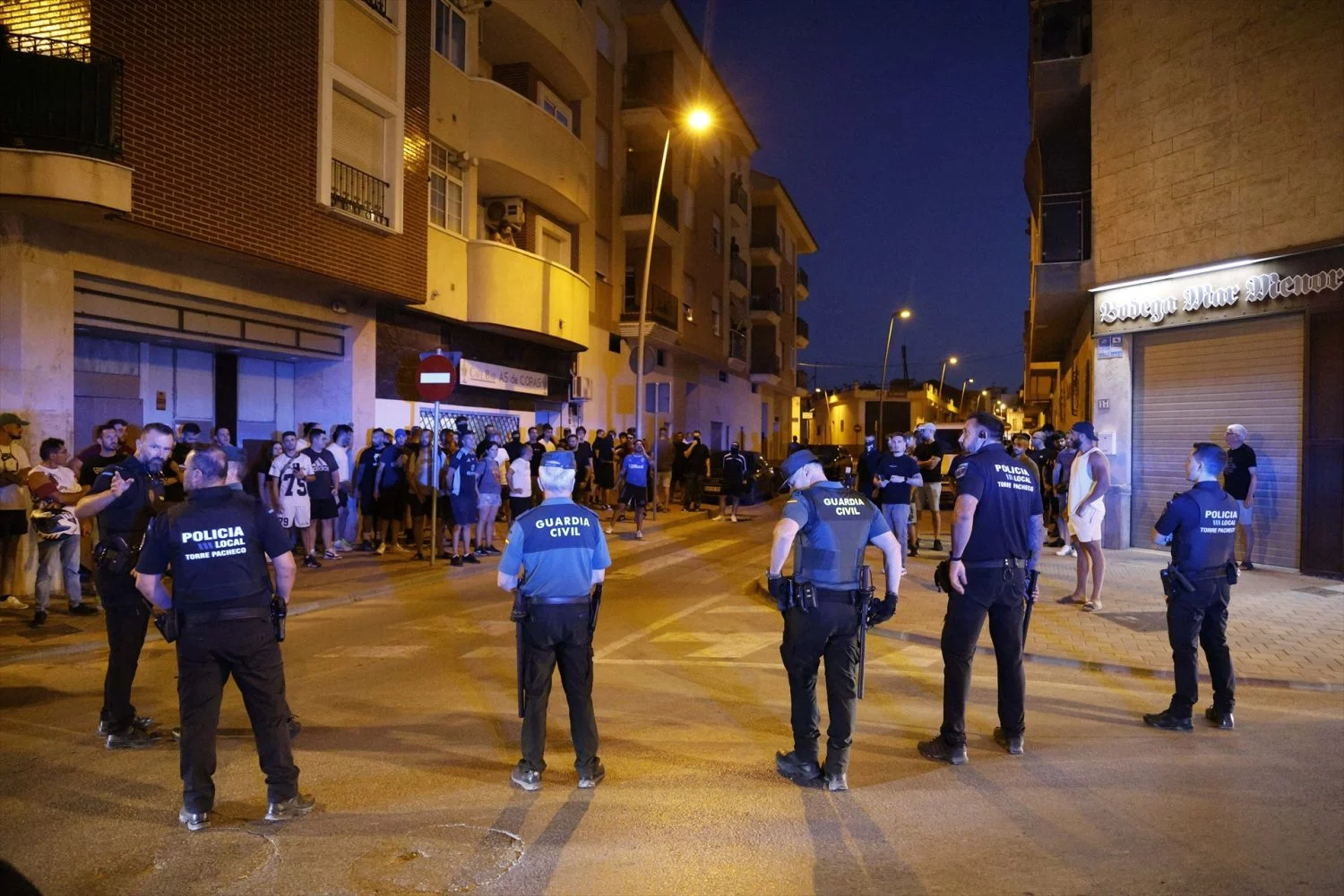 Guardia Civil y policías locales vigilan Torre Pacheco para intentar atajar incidentes. EP