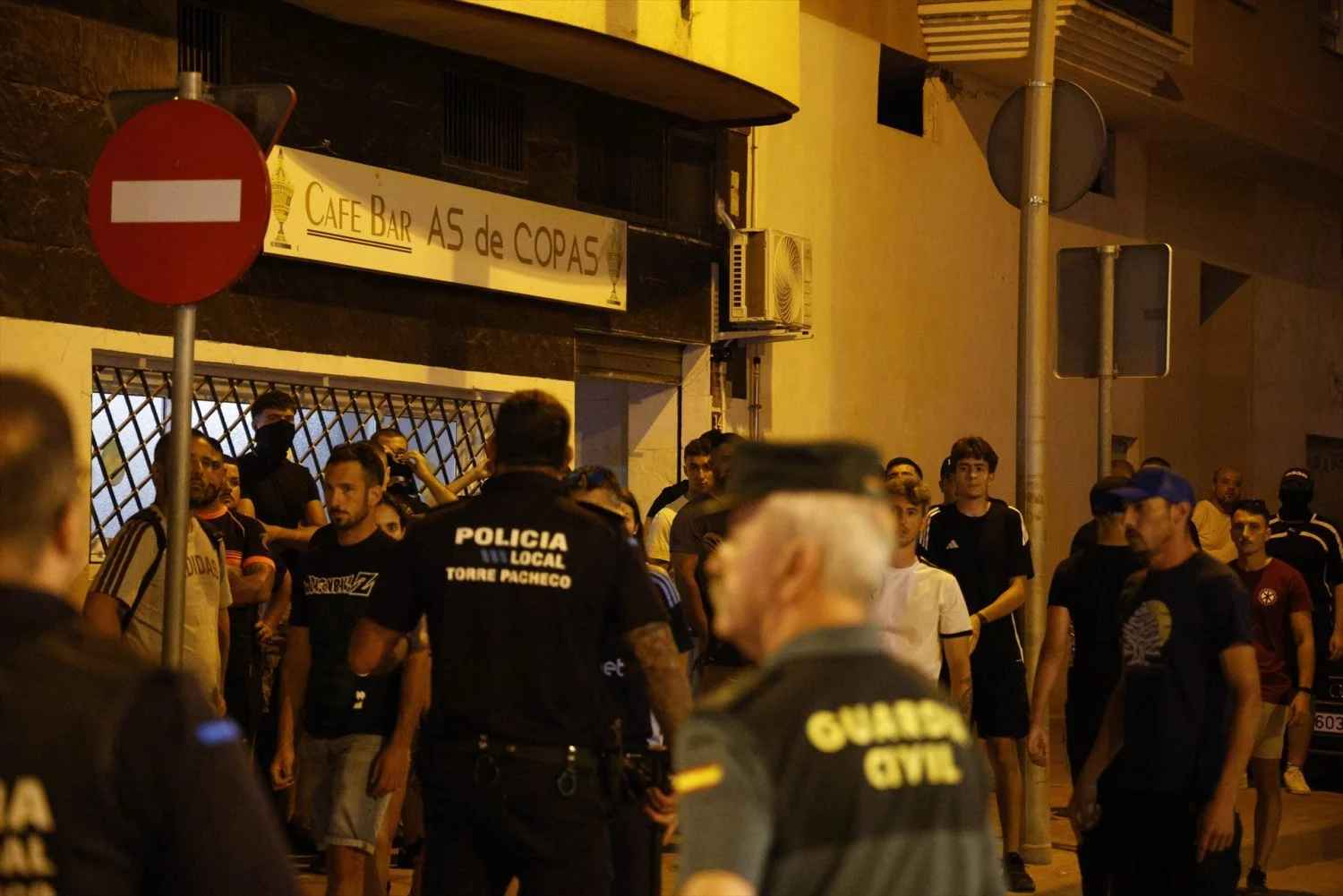 Agentes de Policía Local y Guardia Civil durante los altercados en Torre Pacheco, a 12 de julio de 2025, en Torre Pacheco, Murcia (Fuente: Agencias)