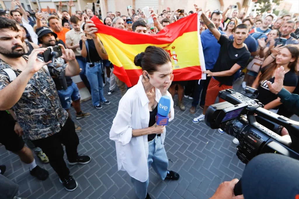 Los altercados de Torre Pacheco: una muestra de la guerra híbrida de Marruecos 1 Moncloa EuropaPress 6859345 varias personas increpan periodistas tve manifestacion no autorizada Moncloa