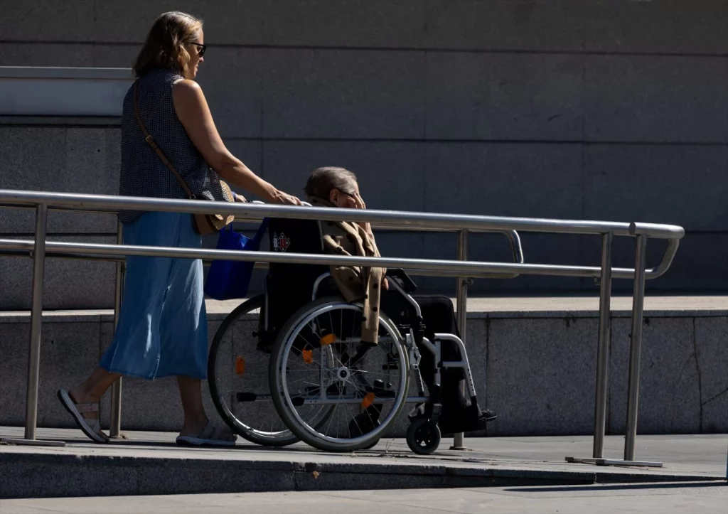 Patinazo de la nueva Ley de Dependencia: Desprofesionalización y poca igualdad 1 Moncloa EuropaPress 6860512 persona silla ruedas 16 julio 2025 madrid espana consejo ministros remitio Moncloa