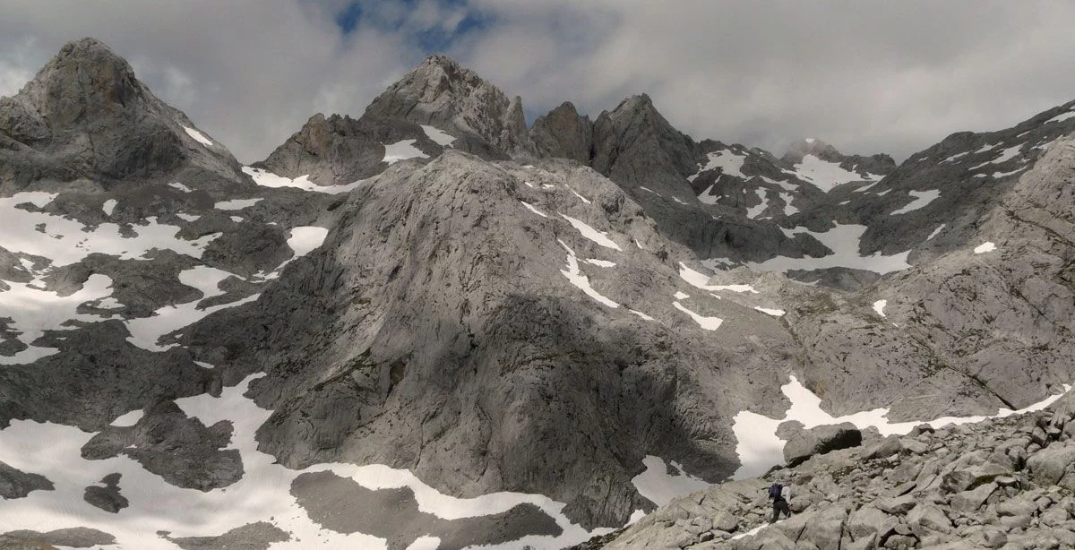 El último glaciar de España está en Andalucía, y puedes tocarlo en sandalias