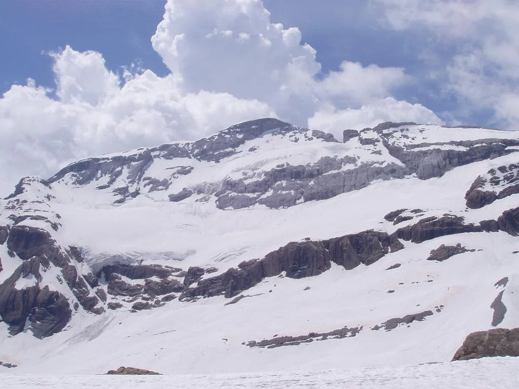 El único glaciar de Europa que avanza en vez de derretirse está en los Pirineos