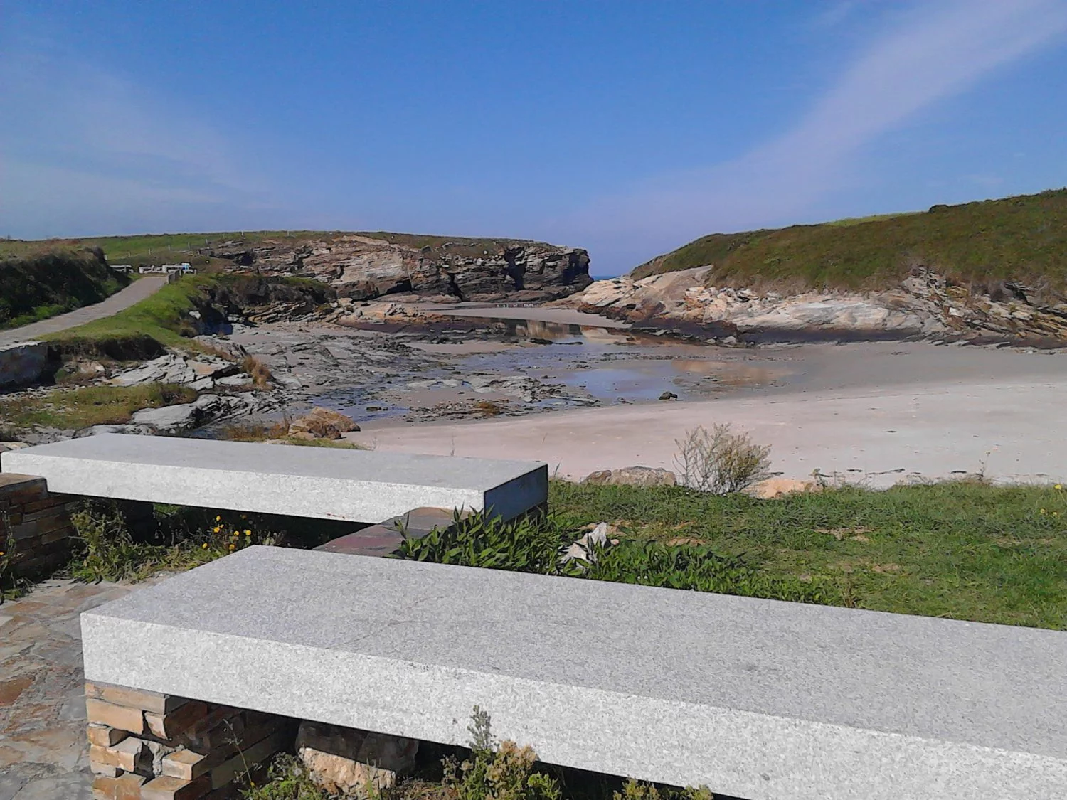 La 'playa de las catedrales' tiene una hermana secreta a pocos kilómetros, ideal para un descanso reparador antes de comenzar el año