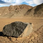 Sale a la luz el misterio de las piedras que se mueven solas en el desierto