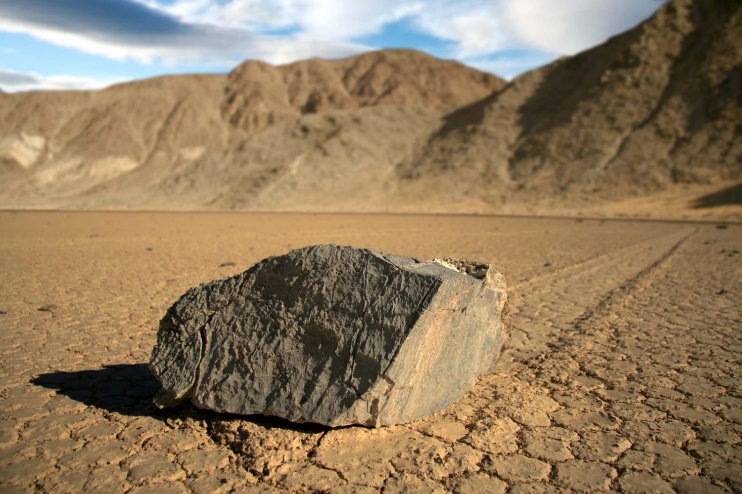 Sale a la luz el misterio de las piedras que se mueven solas en el desierto