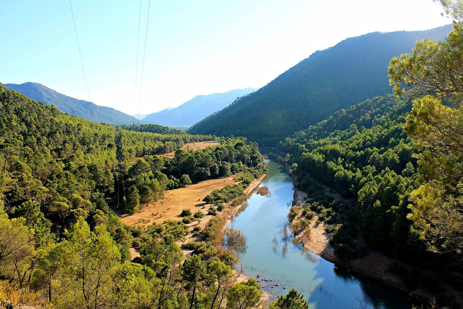 Ideal para Agosto: La ruta menos conocida que te lleva a las cascadas más espectaculares de España