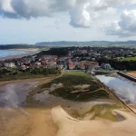 El destino de playa que no sabías que existía y que es un paraíso para los surfistas
