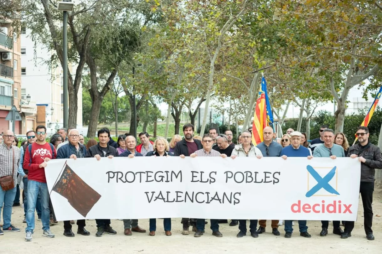 Foto de la concentración de Decidix sobre la presentación de la ILP. CEDIDA