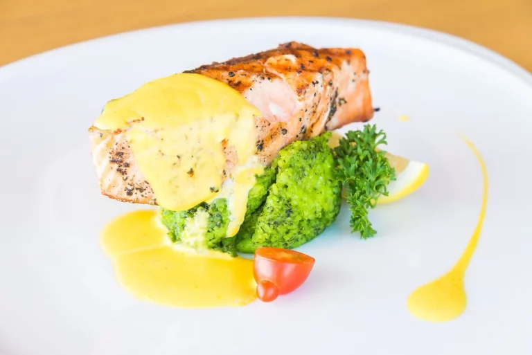 Este salmón en salsa de coco y lima es tan bueno que no podrás dejar de comerlo