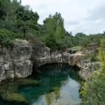 El pueblo escondido de Valencia con piscinas naturales que parece un balneario esculpido en la piedra