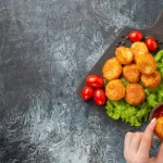 Haz estos nuggets saludables caseros en 12 minutos y acompáñalos con la ensalada que más te guste