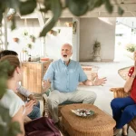 Hacienda te otorga una nueva ayuda de 1000 euros si convives con una persona mayor que cumple estos requisitos