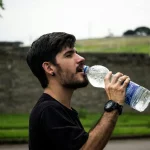 Un enfermero alerta de los peligros de beber una botella de agua muy fría