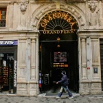 Estas sí que son unas buenas rebajas: Skechers rebaja a 35 euros sus buscadísimas sandalias de dedo