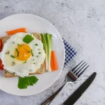 ¿Buscas una cena diferente? Prueba estos irresistibles huevos nube con patata y tomate