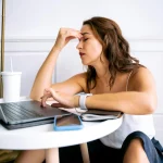 ¿Te sientes cansado o cansada todo el día? Si lo quieres evitar sigue estos prácticos consejos