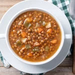 Descubre cómo preparar lentejas con chorizo al estilo extremeño con todo el sabor de la tradición