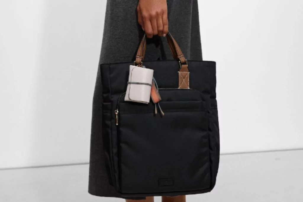 Este accesorio del Corte Inglés es todo lo que necesitas para viajar cómodo por menos de 20 euros 2 Moncloa La mochila que necesitas en verano