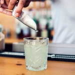 El agua con azúcar no sirve para las agujetas: la ciencia desmonta el remedio de la abuela más famoso