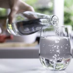 Por qué nunca deberías beber agua helada en ayunas
