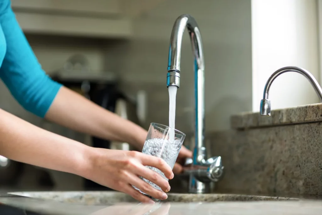 ¿Dolor de cabeza frecuente? Este hábito diario podría ser la causa y en verano se vuelve más grave 3 Moncloa agua freepik Moncloa