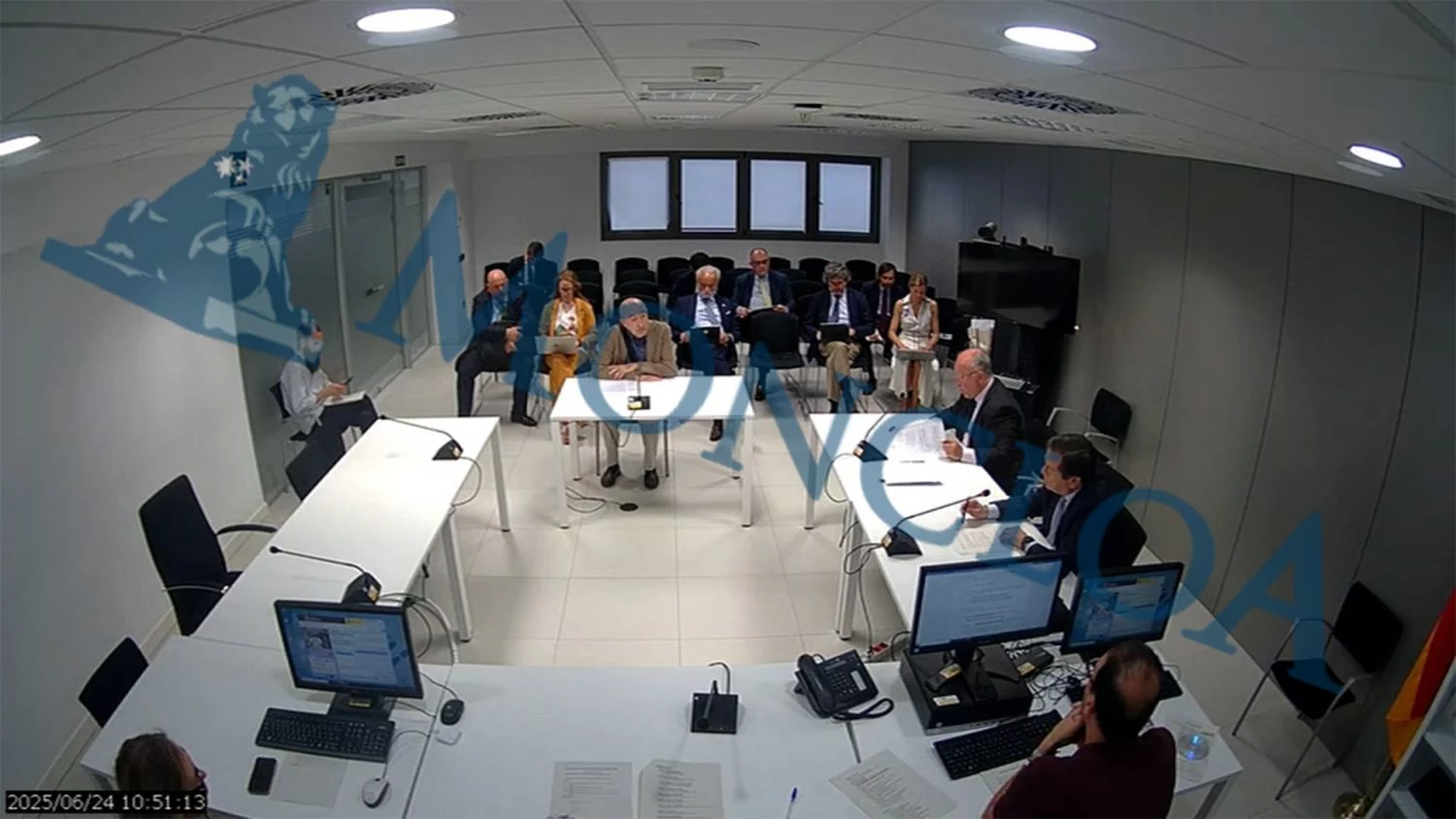 El subdirector de ADIF explicando el trabajo de Jéssica Rodríguez.