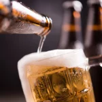 El truco de los bares para que la cerveza tenga espuma perfecta, y no es lavar los vasos