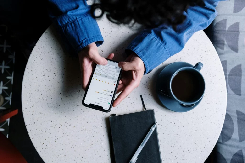 ¿Te han clonado en WhatsApp? Descubre este truco para saberlo en 5 segundos y cómo actuar rápido 1 Moncloa Así es como leen tus WhatsApps sin que lo notes