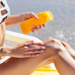 La regla de los «dos dedos», el consejo de los dermatólogos para aplicar el protector solar