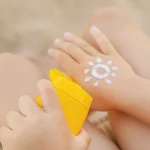 La OCU analiza las cremas solares infantiles: estas son las que realmente protegen y las que no cumplen con el SPF anunciado