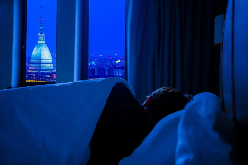 Aterra la idea que irrumpan en el hotel