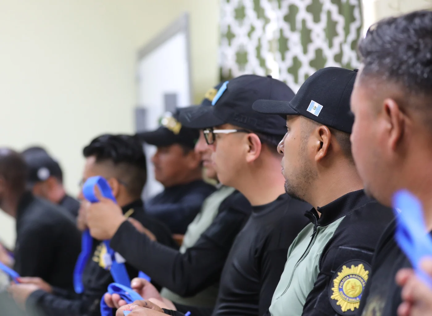 Policías de Colombia, República Dominicana y Guatemala asisten a un entrenamiento dirigido por el FBI en Barbados en mayo de 2024. (Foto del Ejército de los EE. UU. ).