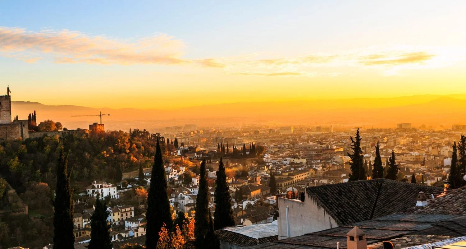 Este es el mirador de Granada que ofrece las mejores vistas de la ciudad y tiene un secreto bien guardado, especial para este verano (Mirador de San Nicolás en Granada, con vistas a la Alhambra y Sierra Nevada).