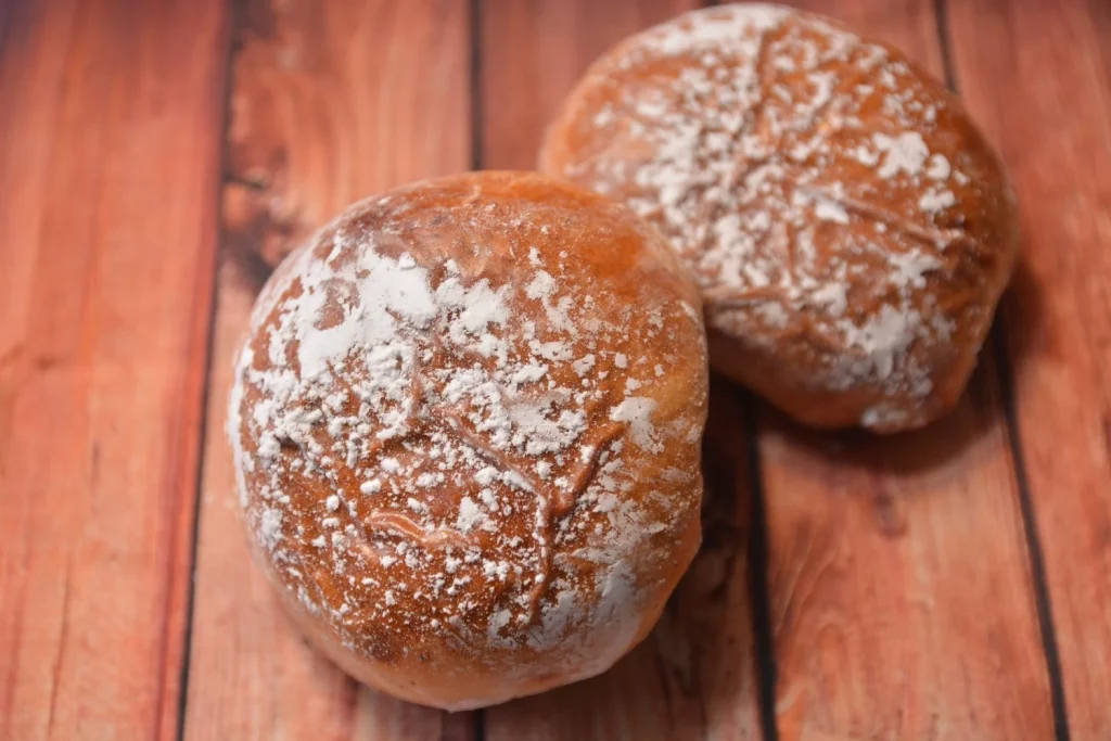 La receta de la abuela para revivir pan duro como recién horneado 1 Moncloa PAN DURO, EL RITUAL DEL PAÑO HÚMEDO: LA GUÍA DEFINITIVA PASO A PASO